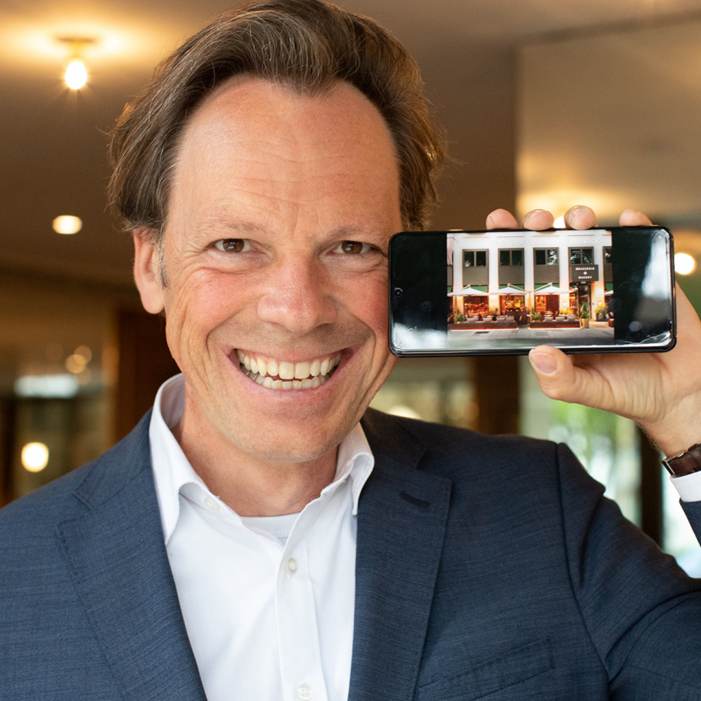 Podcast mit Manfred Stallmajer: Der Hoteldirektor, dem die Stars vertrauen